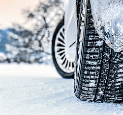 Ik ga op wintersport en neem mee: ski's, skikleding en... winterbanden?